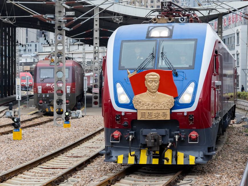 “周恩來(lái)號(hào)”機(jī)車(chē)組迎來(lái)安全走行1300萬(wàn)公里